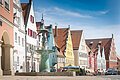 Blick auf die Reichsstraße mit Brunnen links im Vordergrund