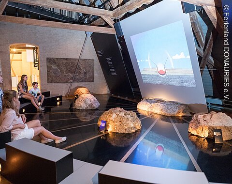 Besucher sehen sich einen Film über den Meteoriteneinschlag an