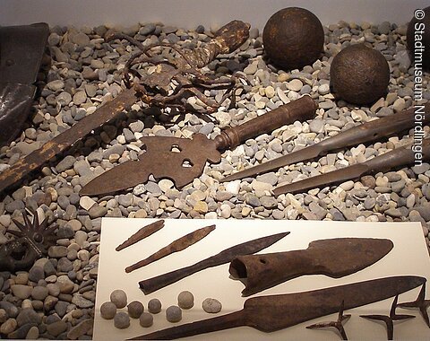 Verschiedene auf dem Schlachtfeld gefunden Lanzen, Kugel usw.