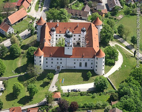 Luftbild von Schloss Höchstädt, dass leicht erhöht im Ort liegt.