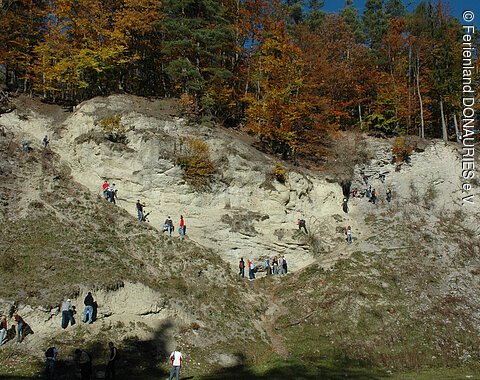 Blick auf den Steinbruch Alte Bürg mit Besuchern, die ihn sich ansehen