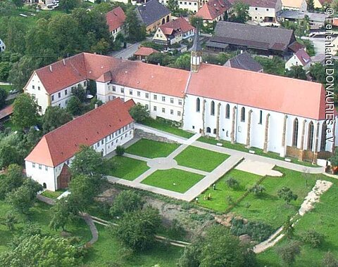 Luftbild von Kirchheim mit der ehemaligen Klosteranlage und Klostergarten im Vordergrund.