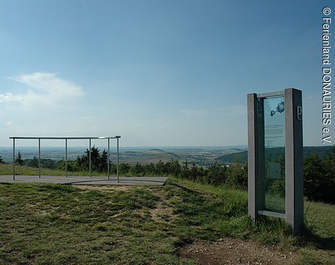 Aussichtsplattform Station Pluto auf dem Bockberg bei Harburg Die Station Pluto auf dem Bockberg in Harburg. Im Hintergrund sieht man in das Ries hinein.