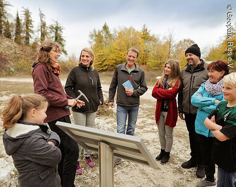 Eine Führerin mit Interessierten im Geotop Lindle