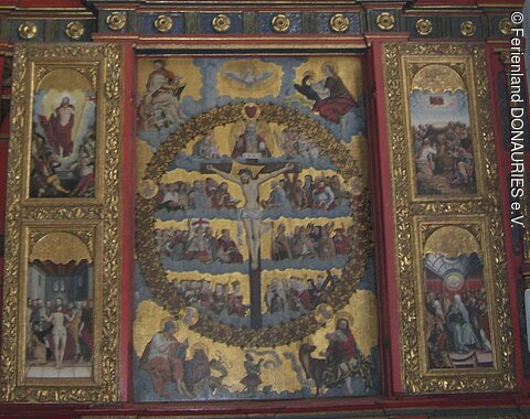 Blick auf den detailreichen Seitenaltar