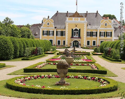 Schloss Hohenaltheim mit Garten Der Blick auf Schloss Hohenaltheim mit dem Garten im Vordergrund.