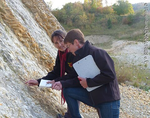 Zwei Geoparkführerinnen begutachten das Gestein im Geotop