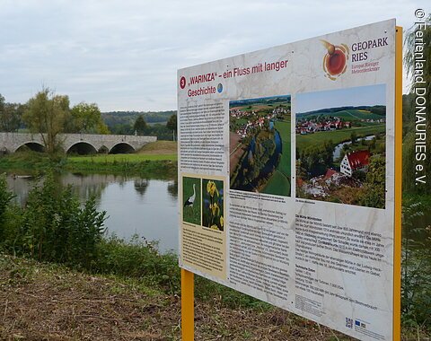 an der Wörnitz Die Infotafel "Warinza - ein Fluss mit langer Geschichte", die an der Wörnitz steht
