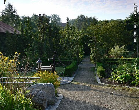 Blick auf den schön angelegten Schul- und Lehrgarten in Thierhaupten