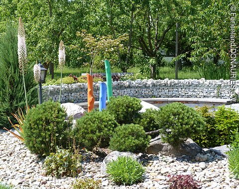 Blick auf einen Steingarten im Lehrgarten des Obst- und Gartenbauvereins Thierhaupten