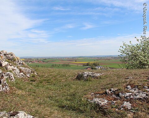 Der Kühstein mit Ausblick ins Ries