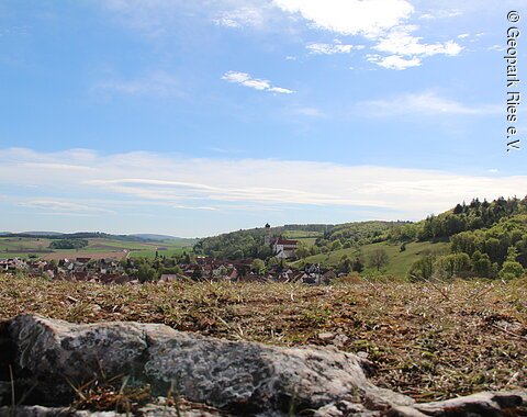 Blick vom Kühstein auf Mönchsdeggingen mit seinen Kirchen.