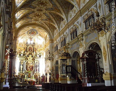 Blick in das imposante Innere der Kirche.  Links im Bild ist der Hauptaltar zu sehen.