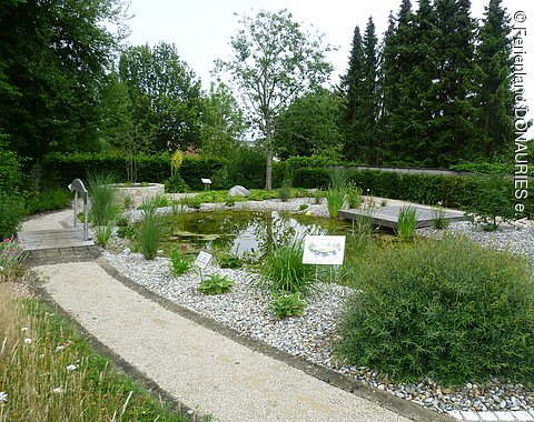 Eine schön angelegte Teichanlage im Kreislehrgarten in Monheim