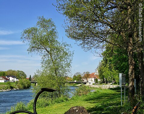 Eine alte Zille liegt am Ufer der Donau