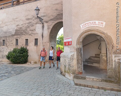 Drei Wanderer am Löpsinger Tor in Nördlingen