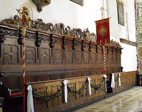 Das hölzerne Chorgestühl in der Stadtpfarrkirche