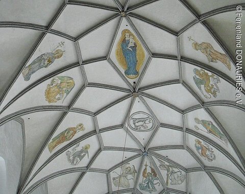 Blick auf das mit Bildern versehene Kreuzrippengewölbe