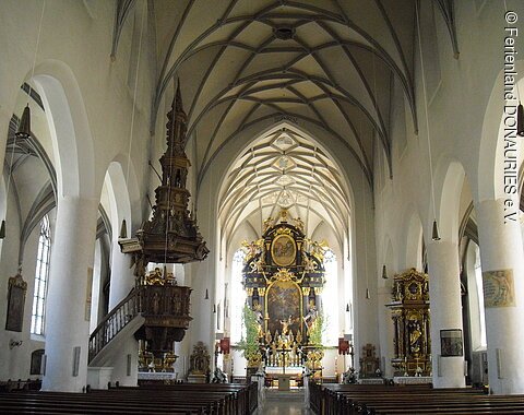 Blick in das imposante Innere der Stadtpfarrkirche Mariä Himmelfahrt mit der schönen Decke, links im Bild die Kanzel und vorne mitten im Bild, dem Hauptaltar.