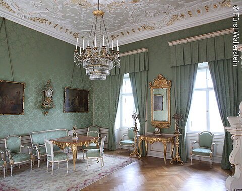 Blick in den barocken Grünen Salon im Schloss Baldern.