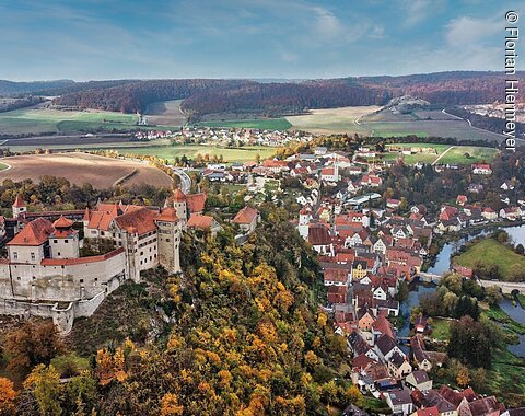 Stadt Harburg von oben im Herbst Stadt Harburg von oben im Herbst. Links im Bild Schloss Harburg. Rechts davon die Stadt Harburg und die Wörnitz.
