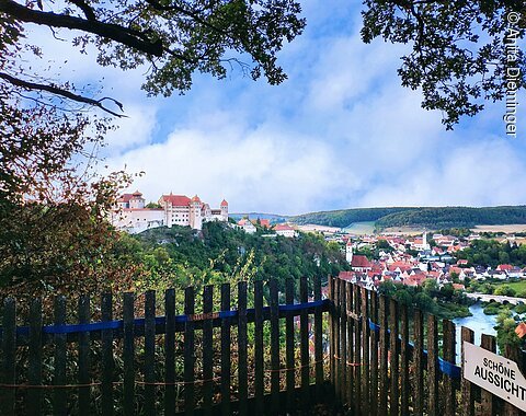 Schöne Aussicht in Harburg im Herbst Schöne Aussicht auf Schloss Harburg, die Stadt und die Wörnitz im Herbst