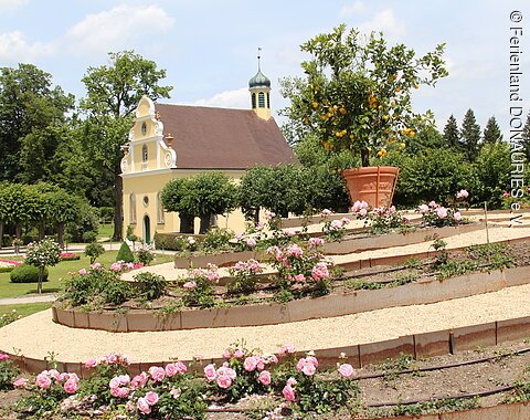 Kapelle, Schloss Hohenaltheim Blick auf die im Schlosspark liegende Kapelle
