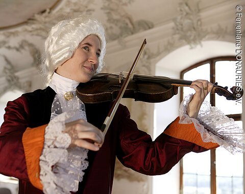 Mozart mit Geige im Schloss Leitheim Ein Mozartdarsteller mit Geige im Schloss Leitheim