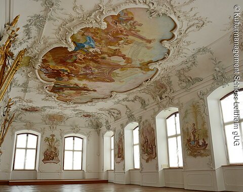 Festsaal im Schloss Leitheim Blick auf den hellen Festsaal mit seinen Deckengemälden im Schloss Leitheim