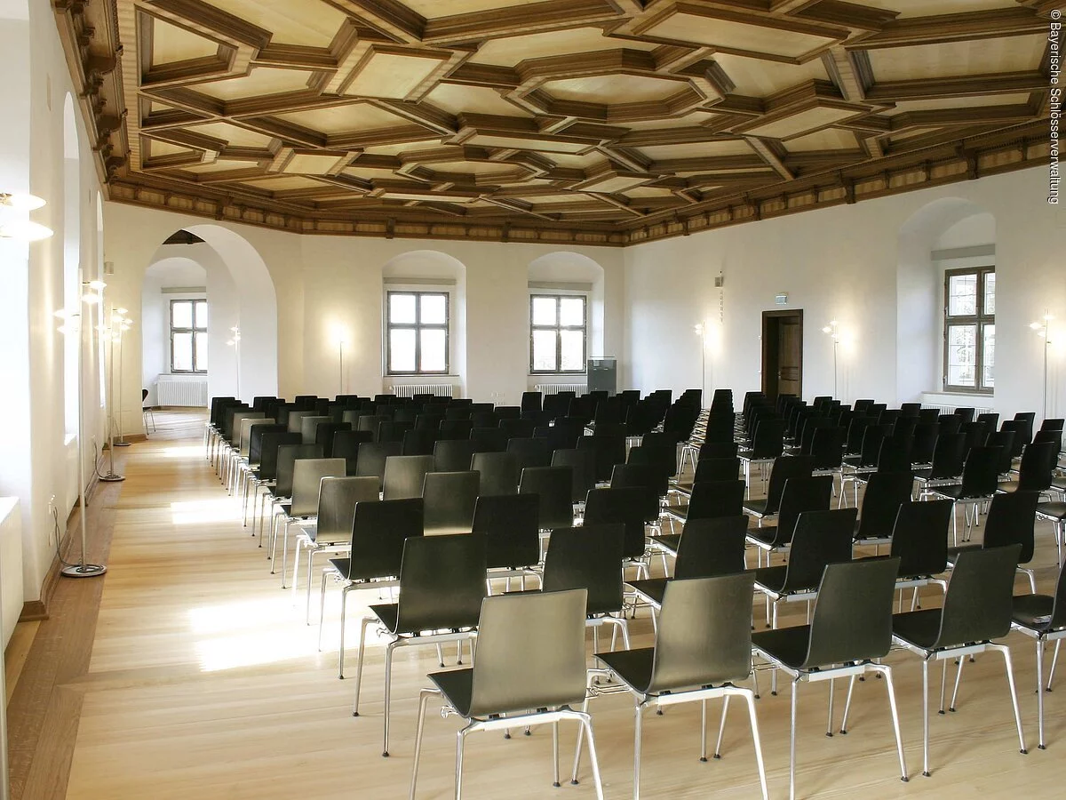 Blick in den bestuhlten Rittersaal im Schloss Höchstädt