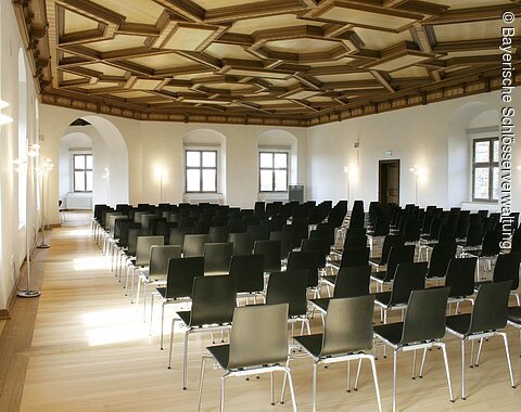 Blick in den bestuhlten Rittersaal im Schloss Höchstädt