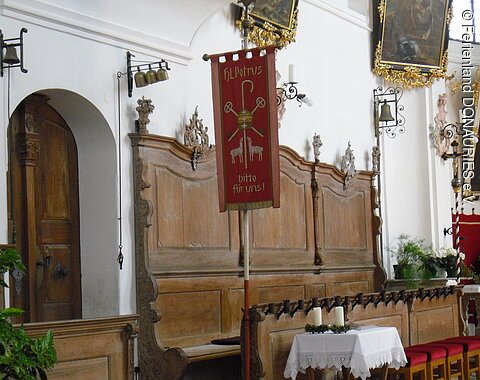 Hölzernes Chorgestühl in der Pfarrkirche St. Peter