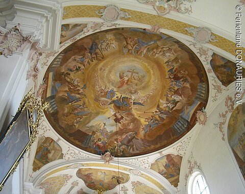 Ein rundes prunkvolles Deckengemälde in der Pfarrkirche St. Peter