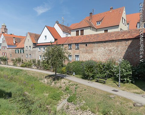 Blick auf die Stadtmauer von Donauwörth