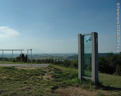 Die Station Pluto auf dem Bockberg in Harburg. Im Hintergrund sieht man in das Ries hinein.