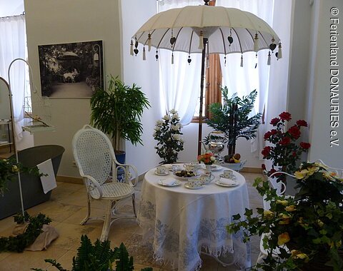 Ein gedeckter Kaffeetisch im Schlossmuseum im Residenzschloss Oettingen