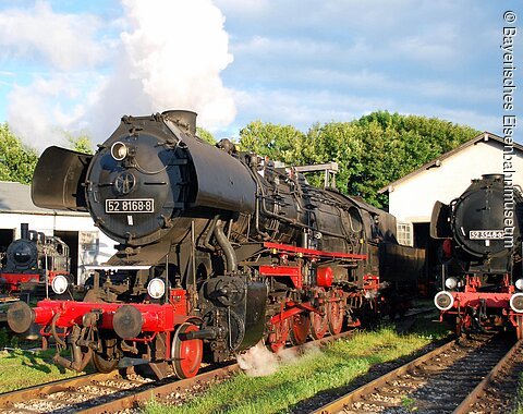 Dampfbetrieb im Bayerischen Eisenbahnmuseum in Nördlingen Blick auf dampfende Lokomotiven im Bayerischen Eisenbahnmuseum in Nördlingen