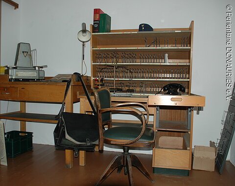 Blick auf einen Arbeitsplatz anno dazumal bei der Post.