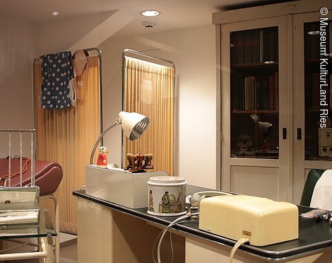 Blick auf eine alte Praxisausstattung