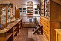 Alter Krämerladen mit Verkaufstheke und Warenschrank