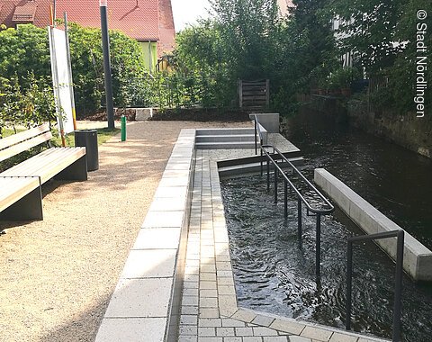 Blick auf die Kneippanlage im Gerberviertel mit Sitzmöglichkeiten