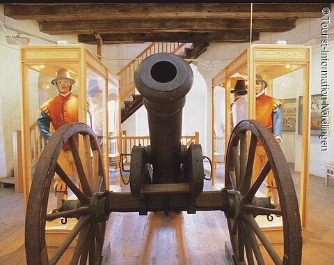 Eine Kanone mit Rädern, die im Stadtmauermuseum ausgestellt ist