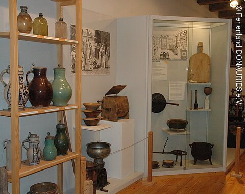 Blick auf verschiedene ausgestellte Alltagsgegenstände im Heimatmuseum in Rain