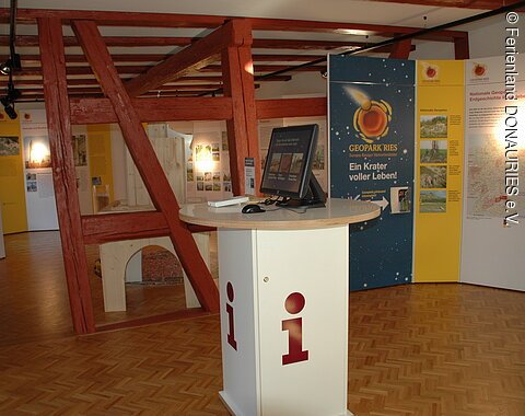 Blick auf den Infoterminal und auf Infotafeln im Geopark Infozentrum in Nördlingen