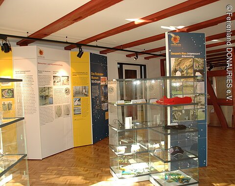 Vitrinen mit verschiedenen Ausstellungsobjekten im Geopark Infozentrum in Nördlingen