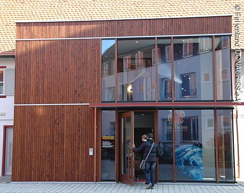 Blick auf den Eingang des Geopark Infozentrums in Nördlingen