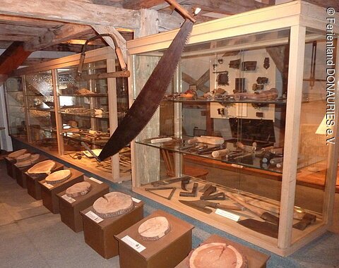 Verschiedene Hölzer und Werkzeuge