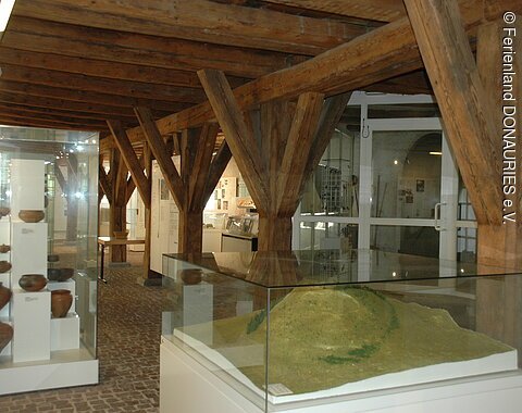 Blick auf Vitrinen mit Ausstellungsstücken zur Vor- und Frühgeschichte am Ipf