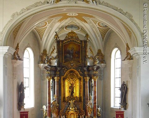 Blick auf den hellen Altarraum mit seinem imposanten Hauptaltar