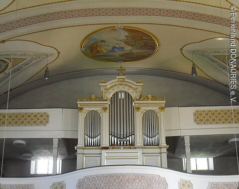 Blick auf die in weiß-gold gehaltene Orgelempore